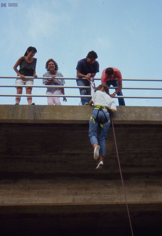 Curso previo de rapel en un puente cualquiera entre Barcelona y Rodellar.