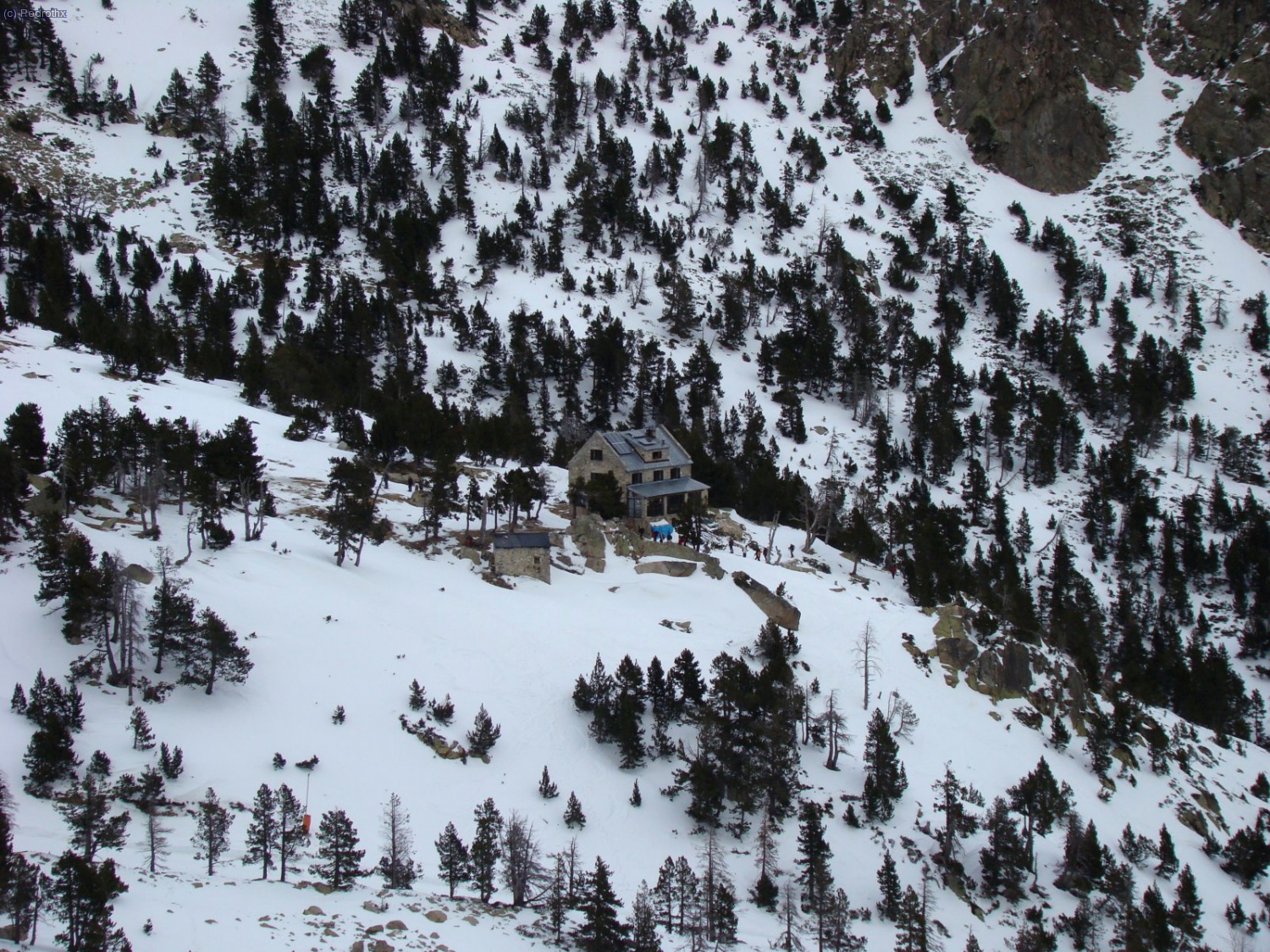 Refugio de Ulldeter visto desde la entrada del canal