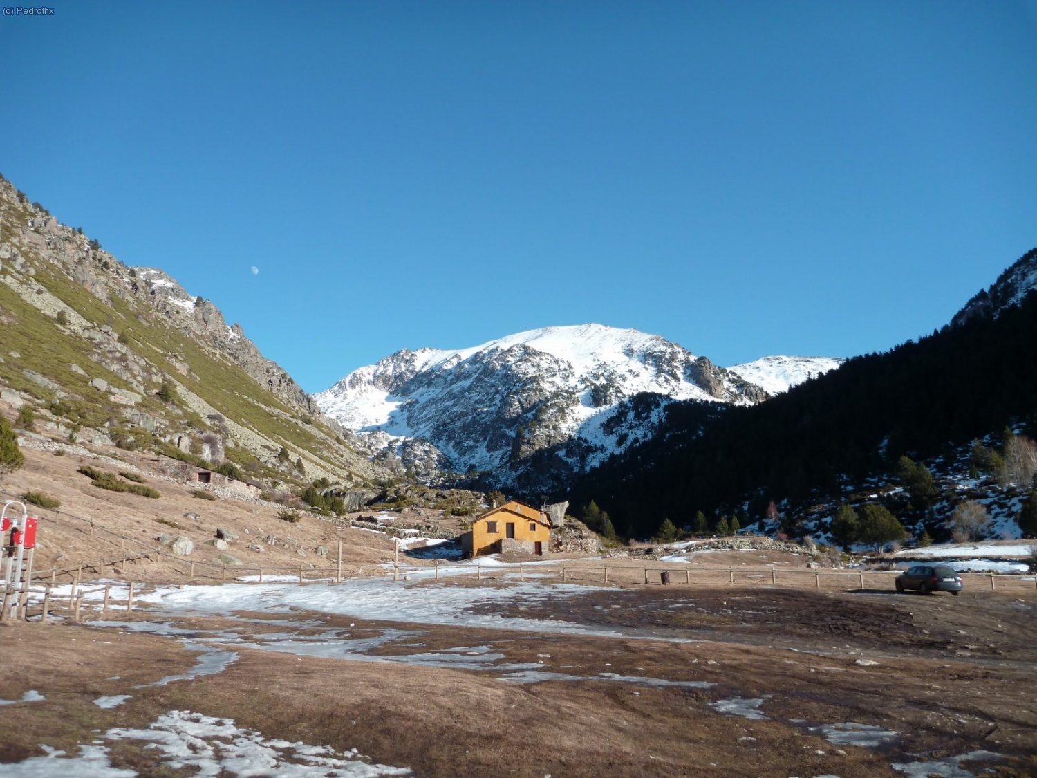 Parking del camping Vall d&acute; Incles.