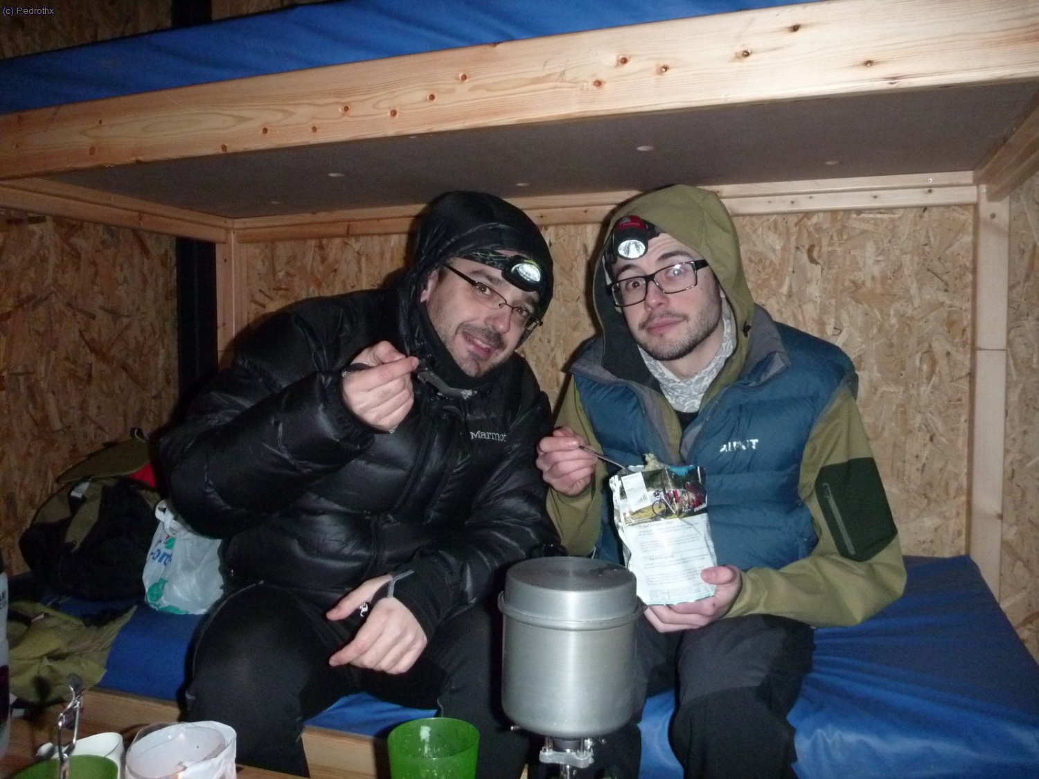 En la habitaci&oacute;n cenando.