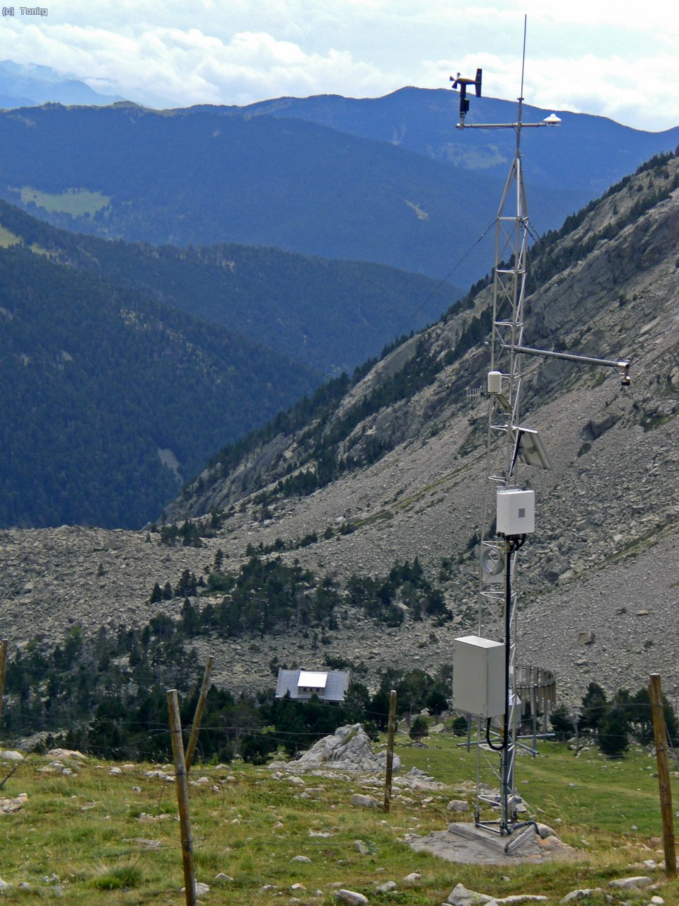 Vistes de la estaci&oacute; meteorol&ograve;gica i al fons el refugi nou.