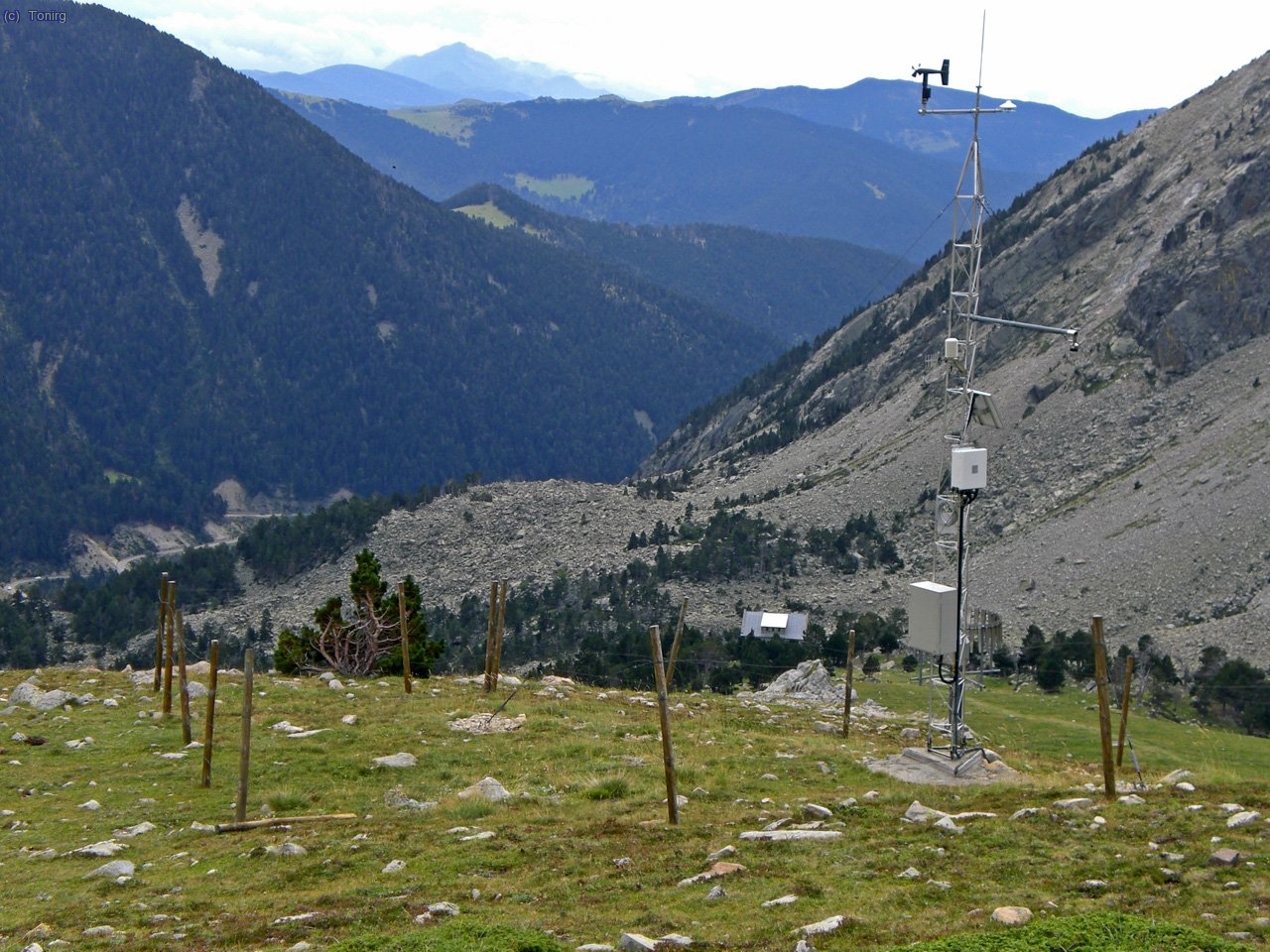 Vistes de la estaci&oacute; meteorol&ograve;gica i al fons el refugi nou.