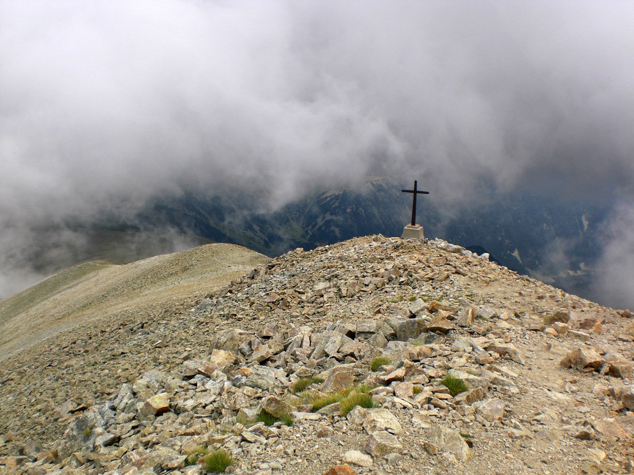 Vistes del primer cim del Bastiments des del segon.