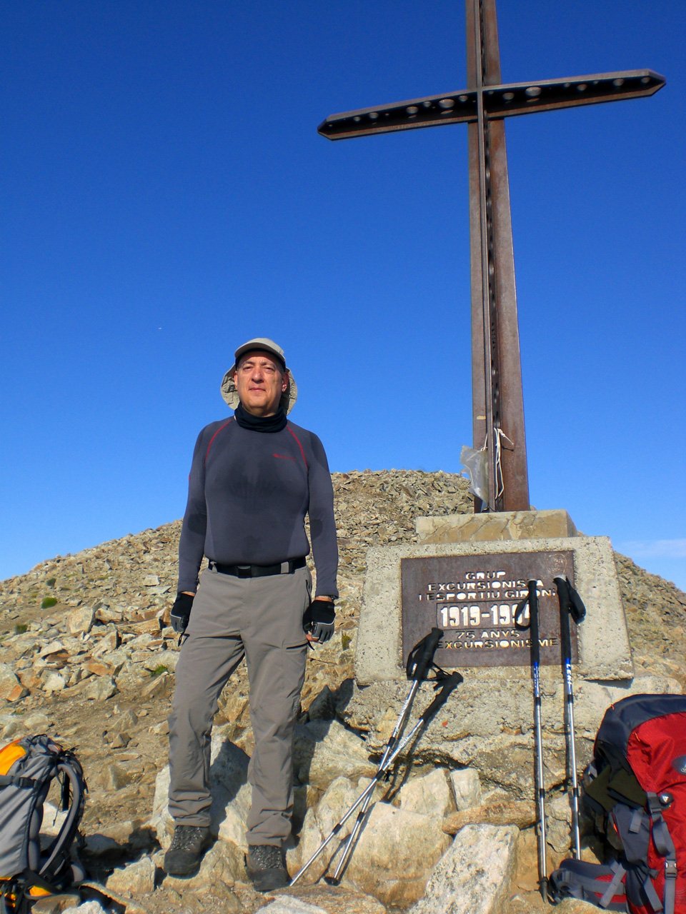 El cim del Bastiments.
(Segona ascensi&oacute; el dia 26, per seguir per la carena cap el Pic de l