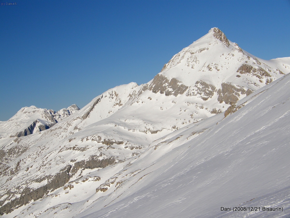 Pe&ntilde;a Forca (2.390 m), Rinc&oacute;n de Alano (2.357 m) i Ag&uuml;erri (2.447 m)