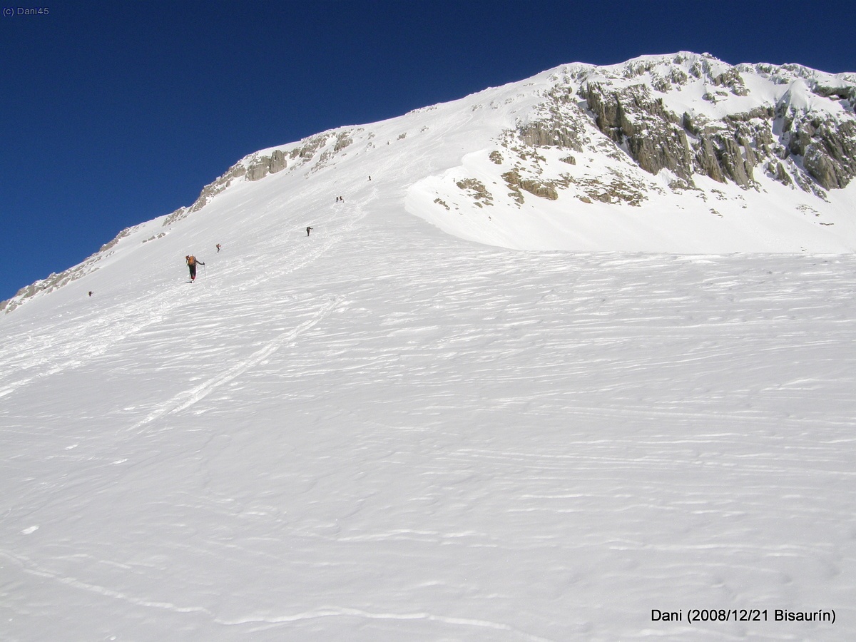 Comen&ccedil;a a redre&ccedil;ar-se el pendent (aprox. 2.200 m)