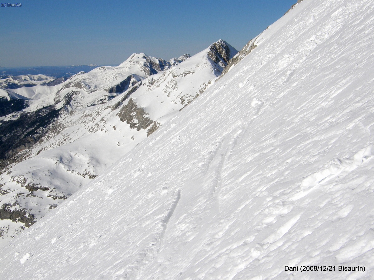 Aproximadament a la zona de m&agrave;xima pendent (2.300-2.500 m, 35-40 graus)