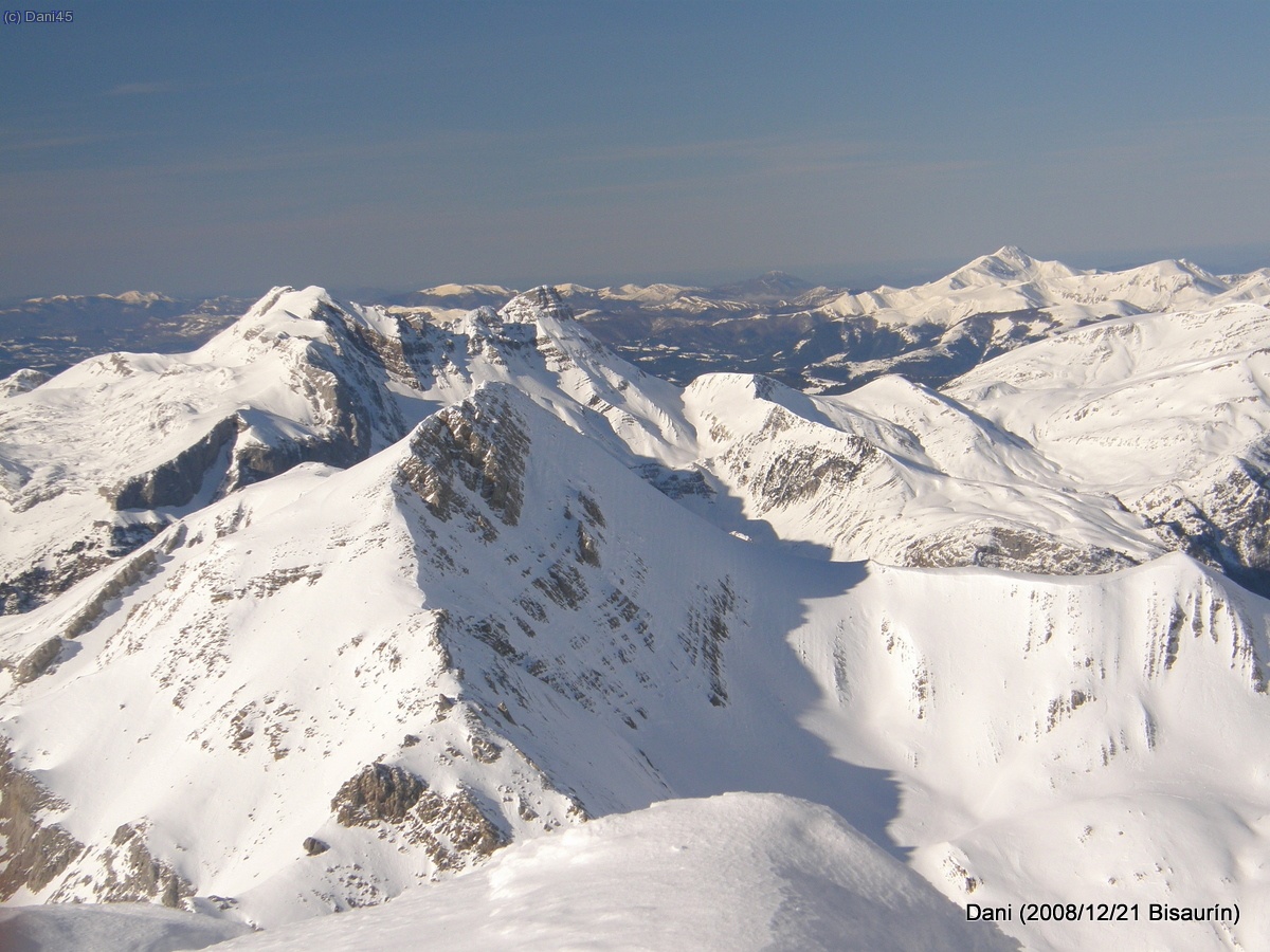 Primer pla Ag&uuml;erri (2.449 m). Al fons Pe&ntilde;a Forca (2.390 m), Rinc&oacute;n de Alano (2.357 m) i separat a la dreta Orhy (2.019 m)