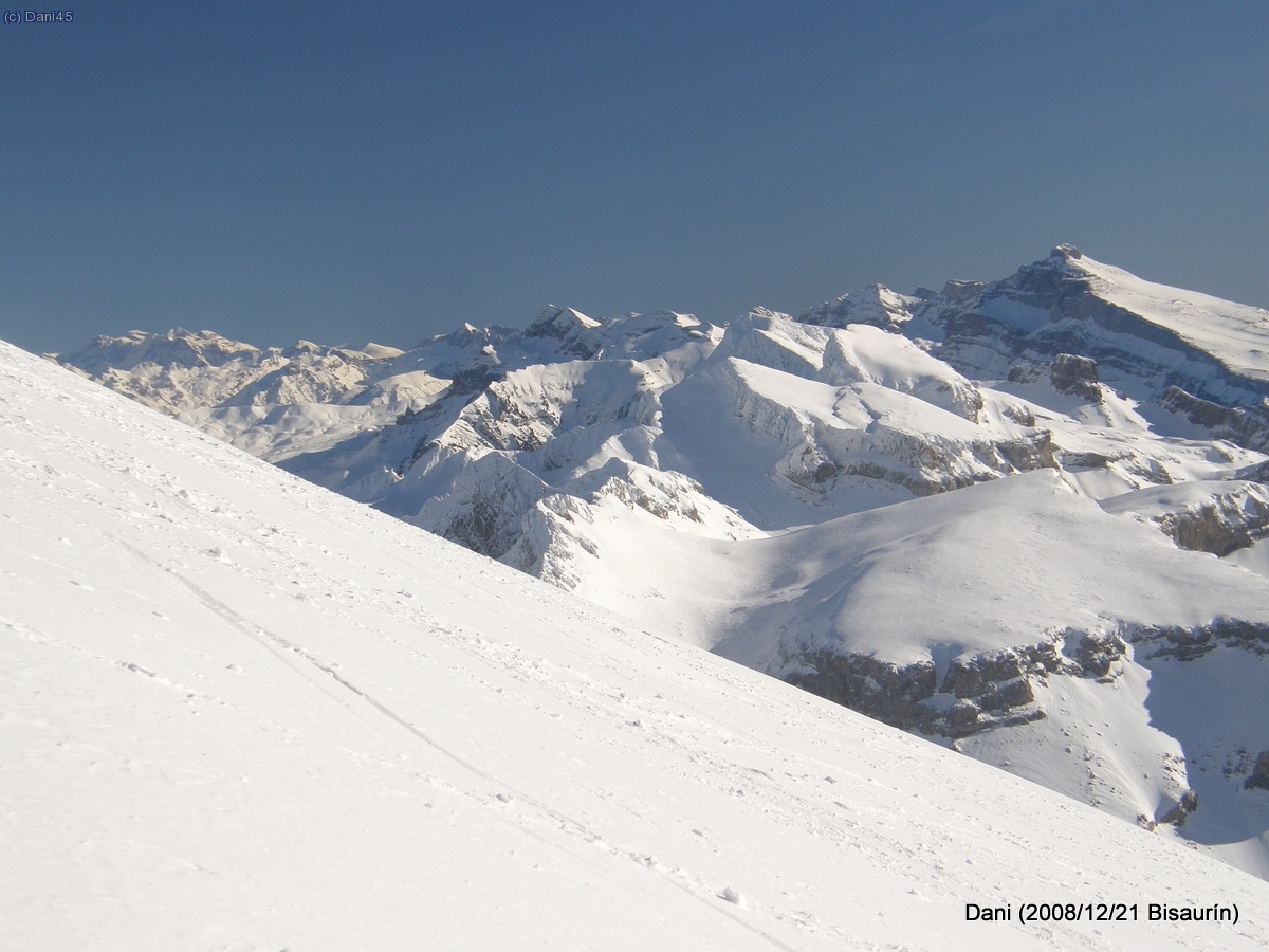 Al fons el mass&iacute;s del Mont Perdut, Tende&ntilde;era (2.853 m), Pala de Ip (2.779 m), Pe&ntilde;a Nevera (2.721 m), Collarada (2.883 m), sota Mallo Lecherines (2.299 m), esquerra Aspe (2.640 m), davant a 
