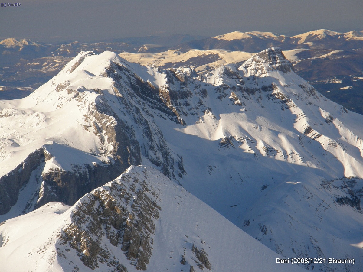 A la dreta, Rinc&oacute;n de Alano (2.357 m), esquerra Pe&ntilde;a Forca (2.390 m) i sota l