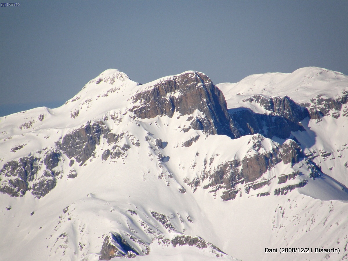 Hiru Erregen Mahaia (Mesa de los 3 Reyes) (2.448 m)