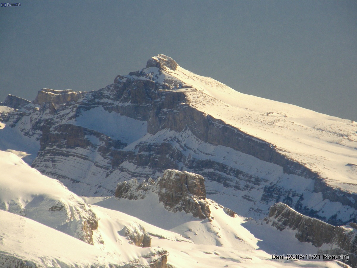 Collarada (2.883 m), sota, Mallo Lecherines (2.299 m)
