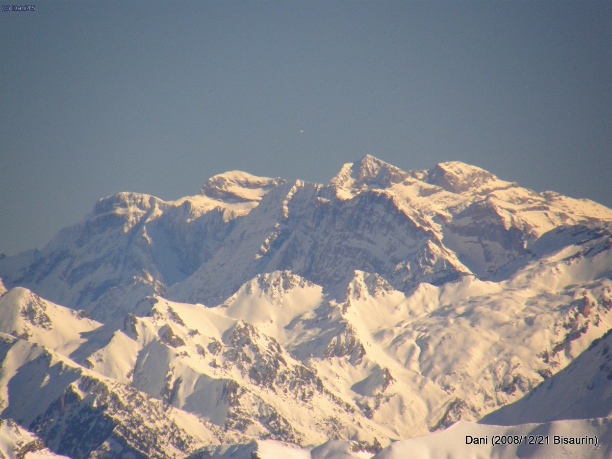 Esquerra a dreta Marbor&eacute; (3.248 m), Cilindre (3.328 m), Taill&oacute;n (3.144 m), Mont Perdut (3.355 m), sota Gabietos (3.034 m i 3.031 m) i Soum de Ramond (3.254 m)