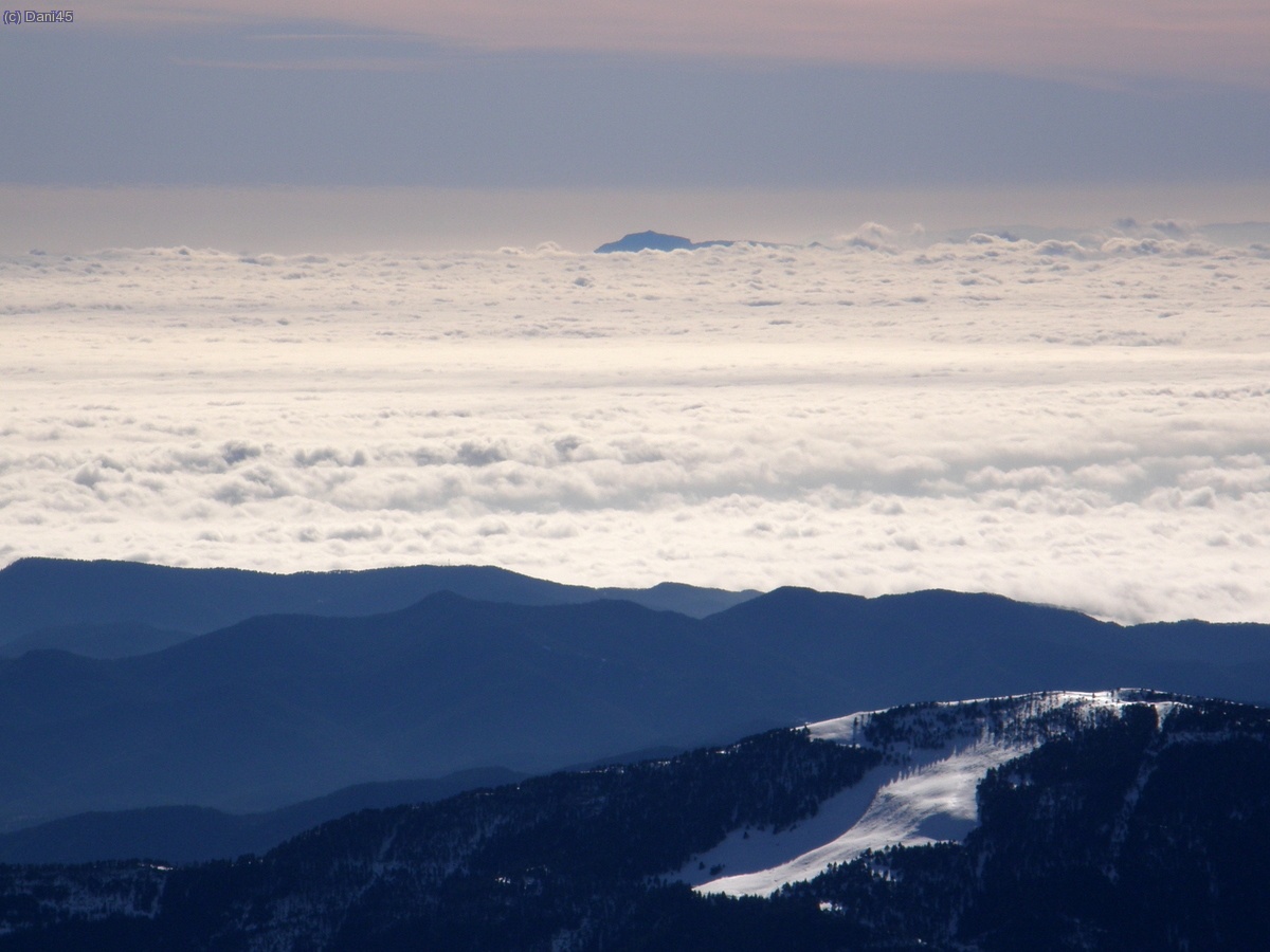 Vista des de dalt del Puigmal amb la Mola (1.167 m) al fons