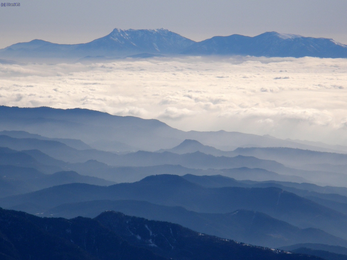 Des de dalt del Puigmal amb el mass&iacute;s del Montseny al fons