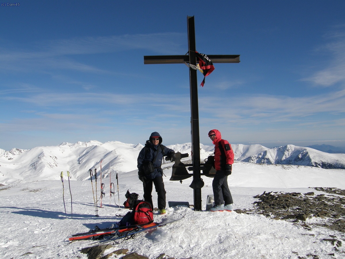 El cim del Puigmal (2.913 m) amb la vall de noucreus al fons i els cims de Bassibers, Infern, Bastiments, Dona i Fajol. A la dreta de tot el Font Lletera i el Balandrau.