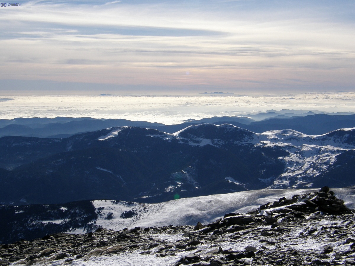 Mirant cap el S. des del cim del Puigmal amb la serra de Montgrony davant i el cim de Costa Pubilla o Pla de Pujalts (2.053 m) al mig