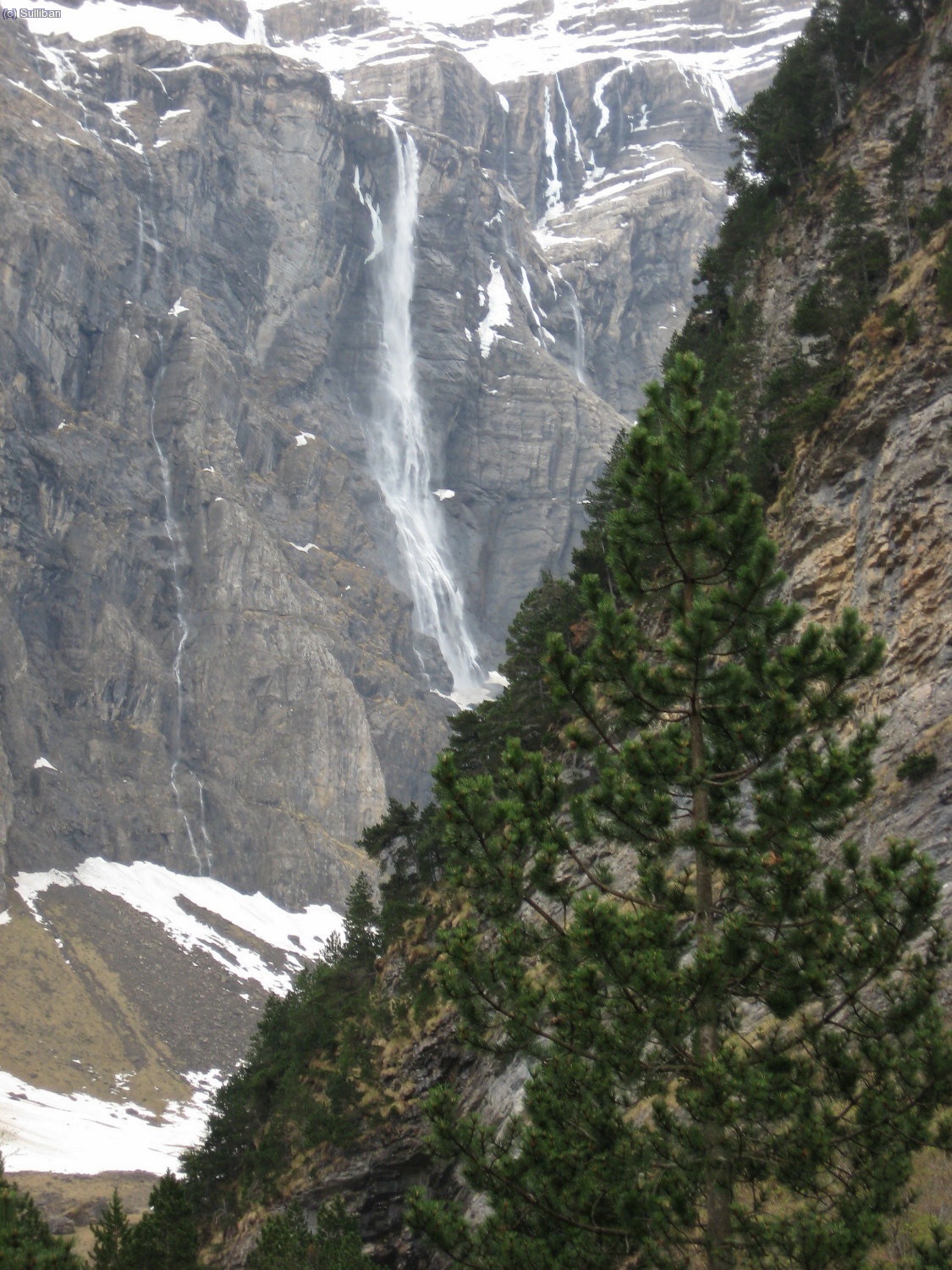 La gran cascada, de agua.