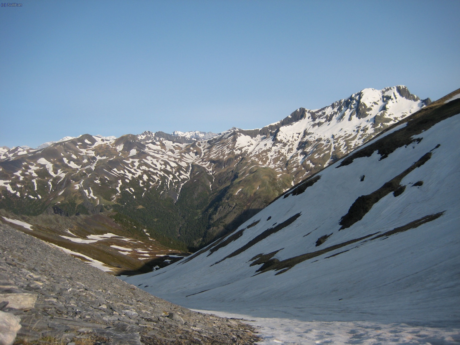 Llegando al cuello de la Se&ntilde;al ya se pisa nieve continua hasta el comienzo de la arista.