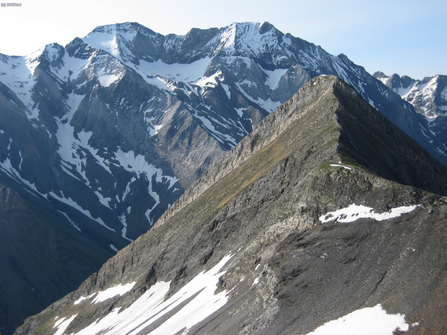 En primer plano, la esbelta Pe&ntilde;a Ixabre, con el macizo de Posets detr&aacute;s. 