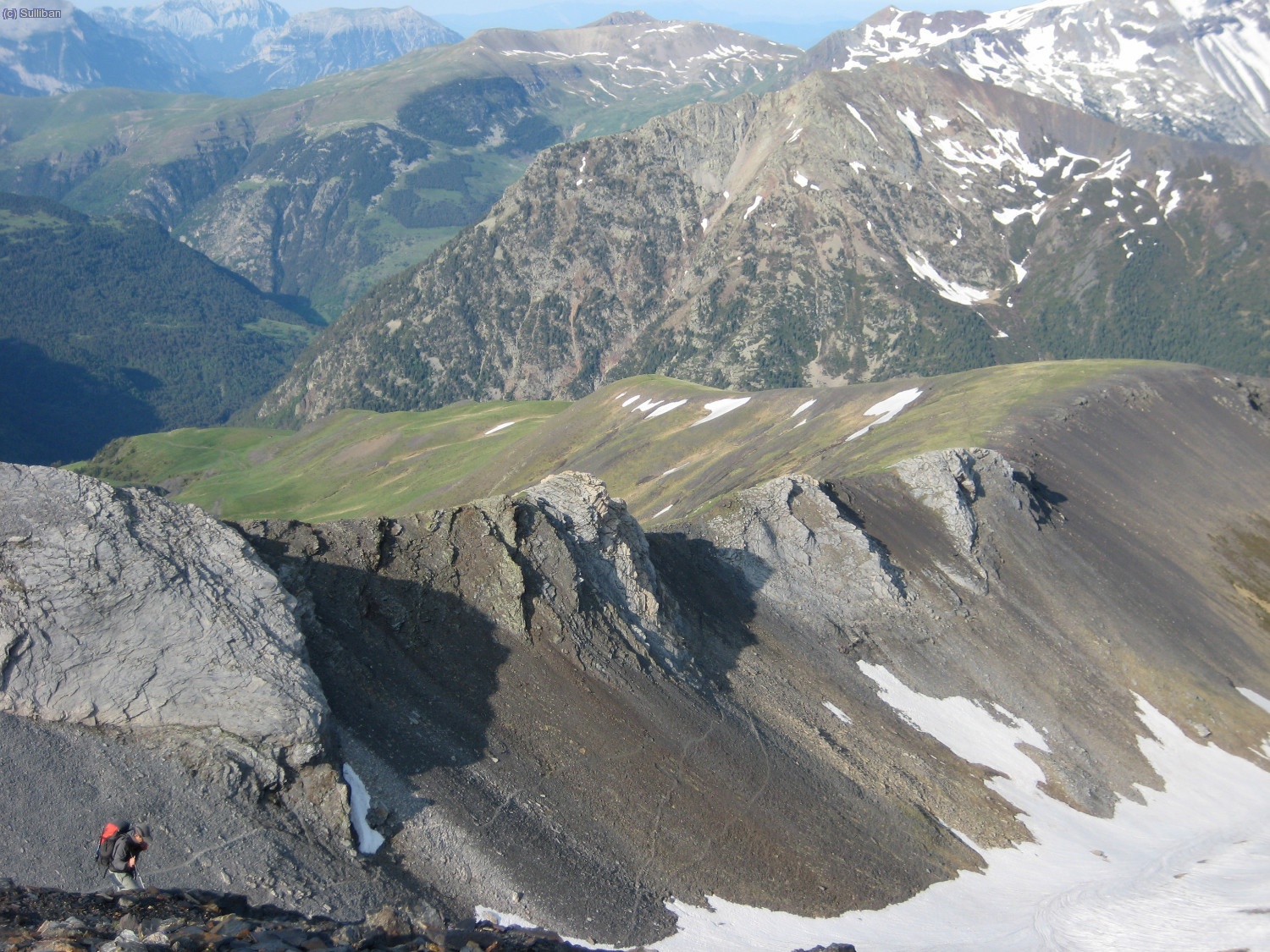 Empezamos a elevarnos por la cresta que ahora es ancha.