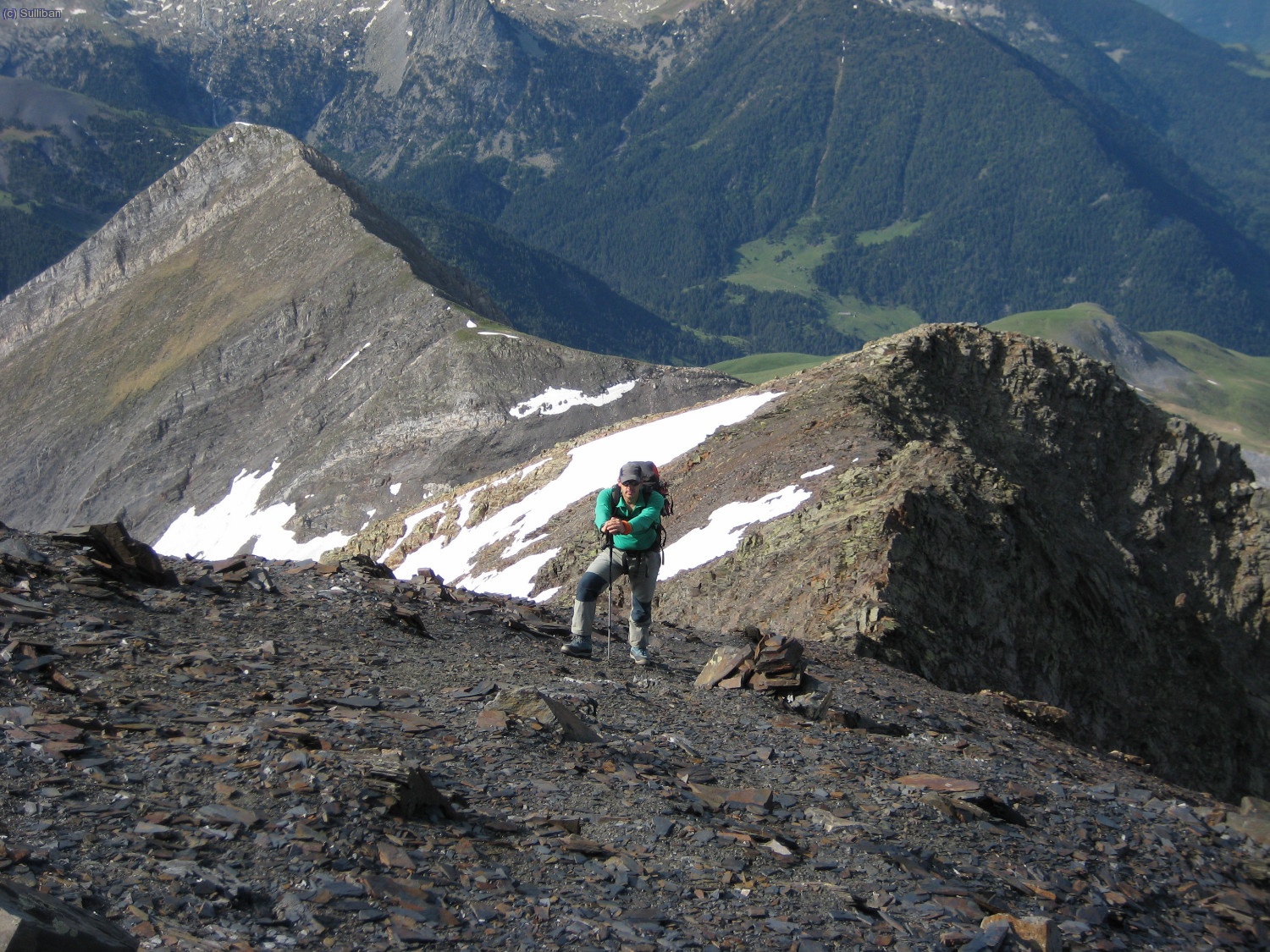 En esta zona, el recorrido esta jalonado de hitos, marcando el camino a seguir, pero vamos, que p&eacute;rdida no hay.    