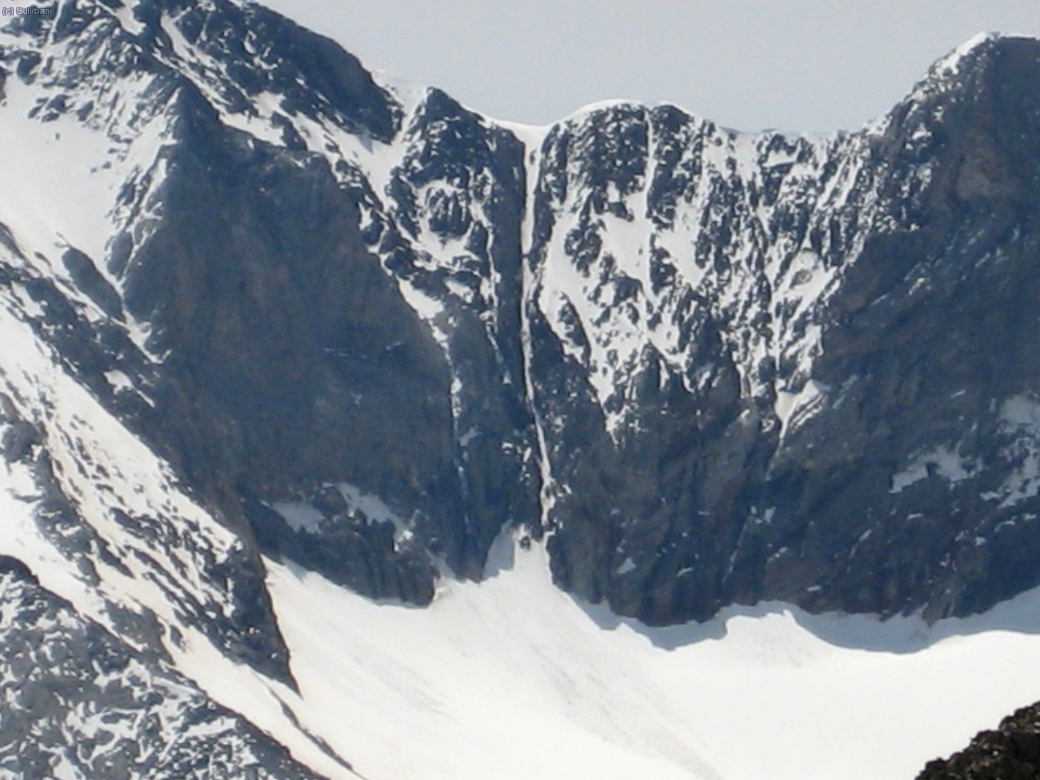 Zoom hacia el corredor Jean Arlaud, bastante nieve en esa zona.. 