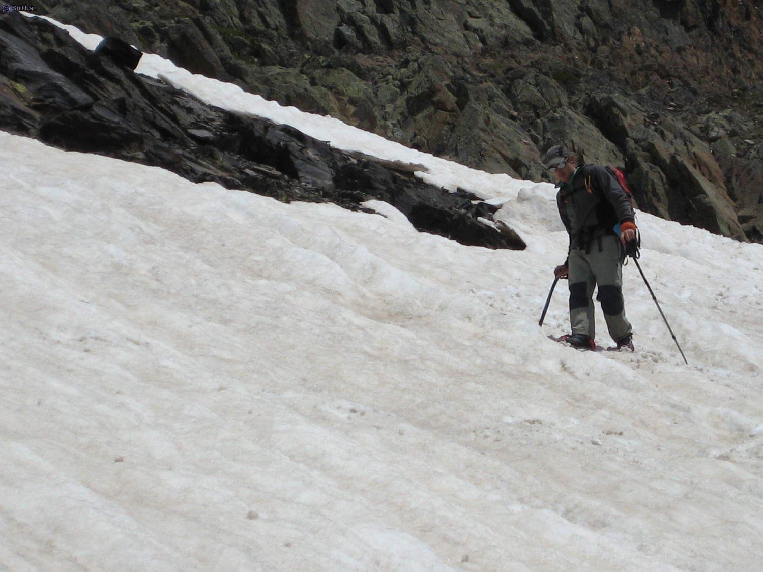 Durante la bajada por la normal, se atraviesan varios neveros. 