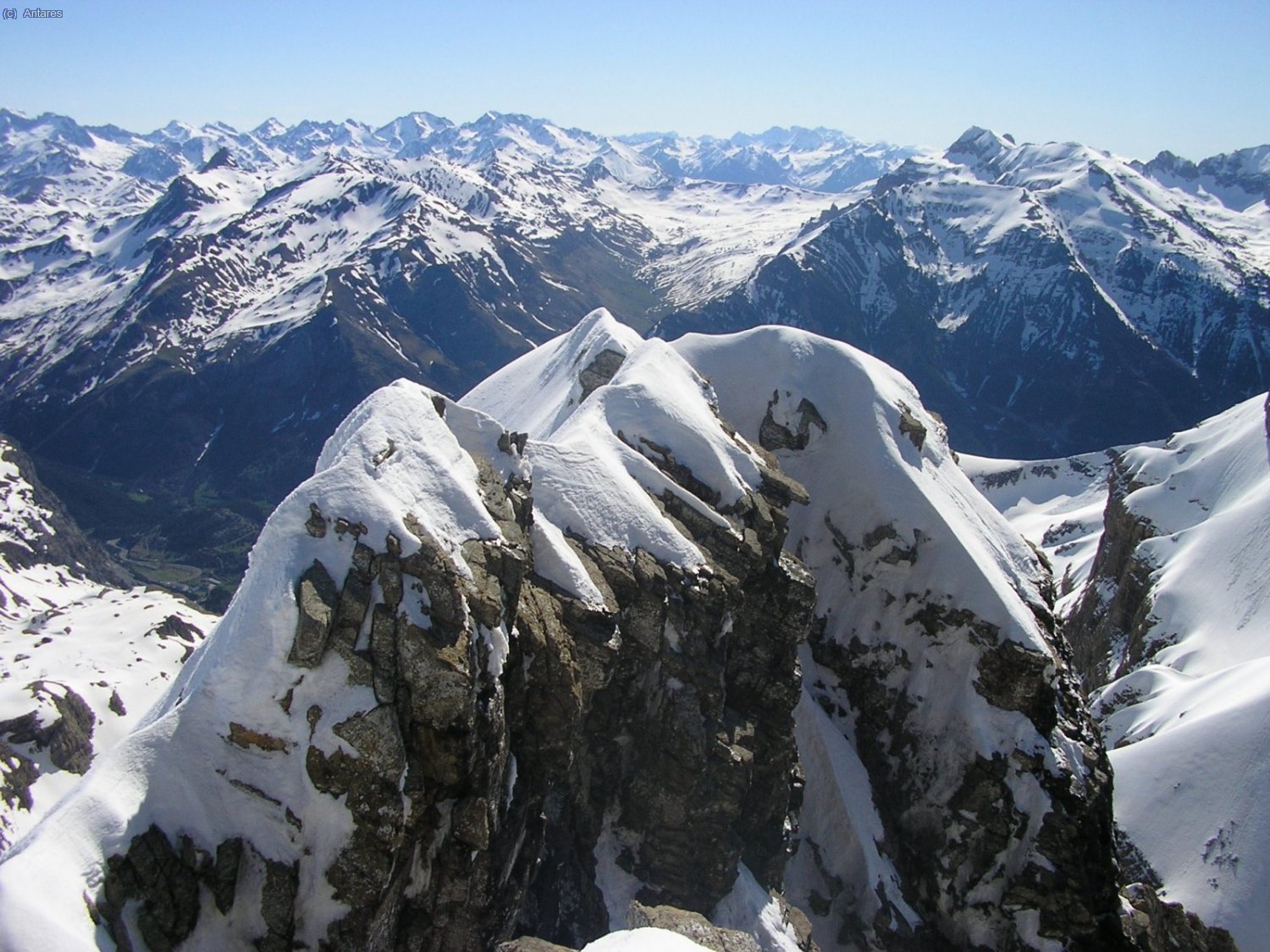 Arista de los Muerci&eacute;lagos. Detr&aacute;s Pala de Ip, Anayet, Perdido...
