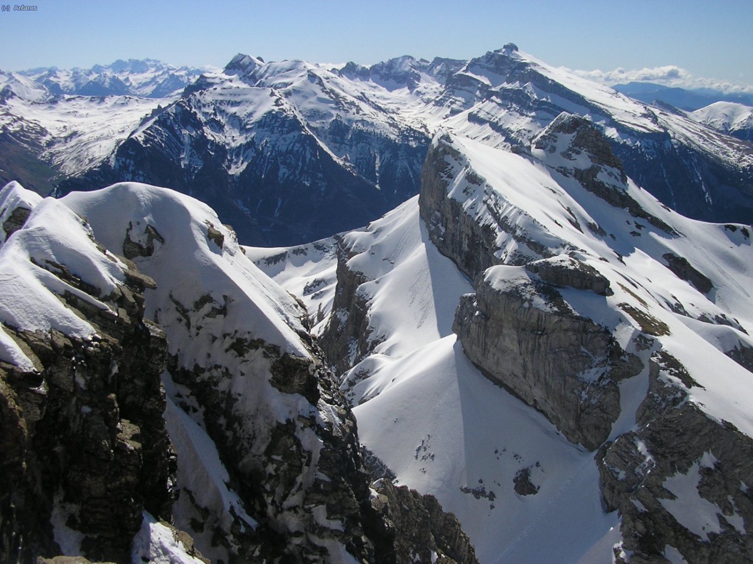 En segundo plano, circo de Ip, con la Pala de Ip, Collarada y asom&aacute;ndose el Punta Escarra. El Perdido al fondo.