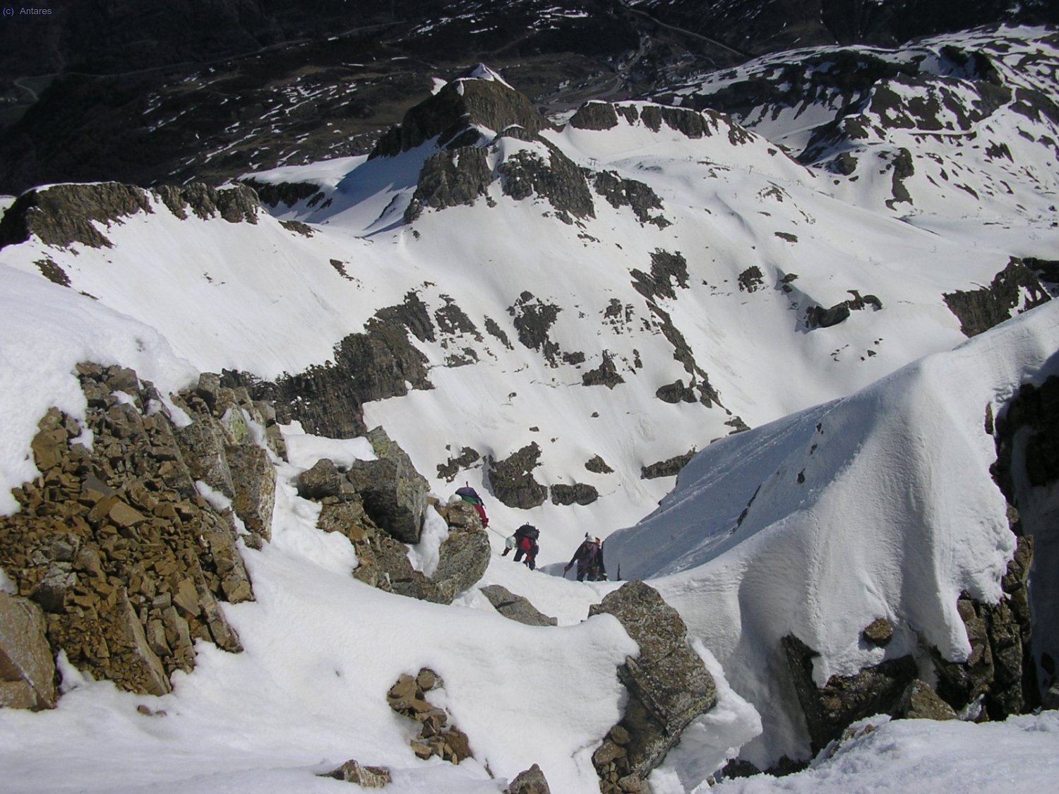 Y Toni detr&aacute;s