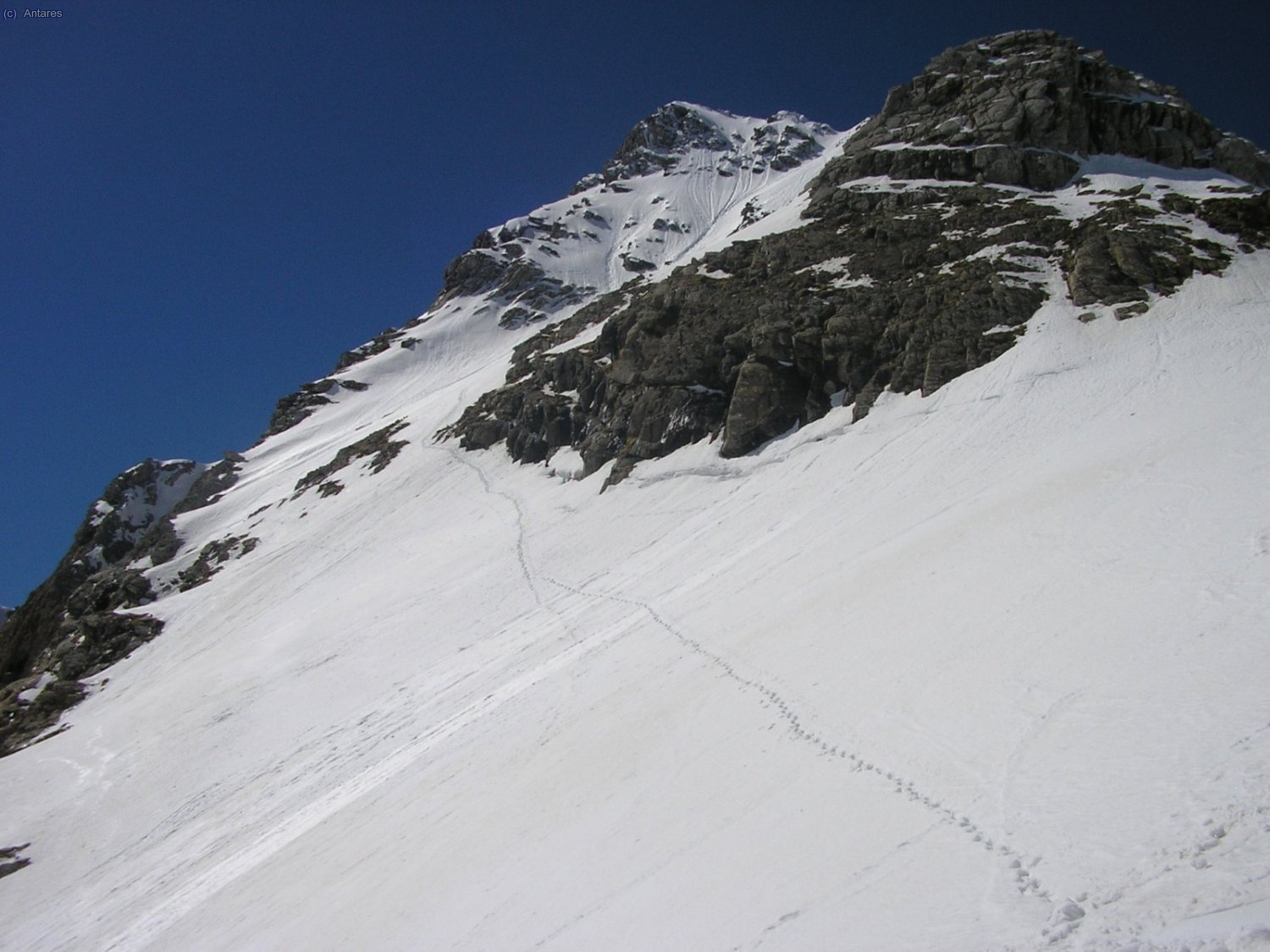Enla bajada desde el collado se aprecia la huella de nuestra subida