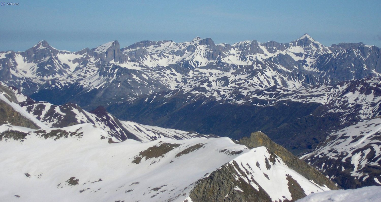 Al oeste, la cuerda del Anie, Mesa, Petrechema...