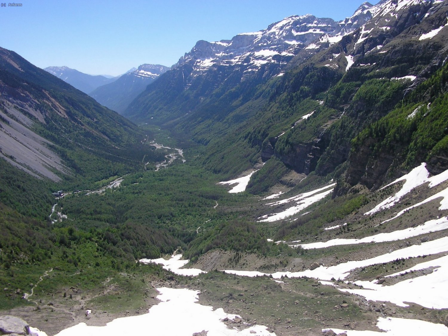 A medida que subimos se abre el valle mostrando los restos de aludes