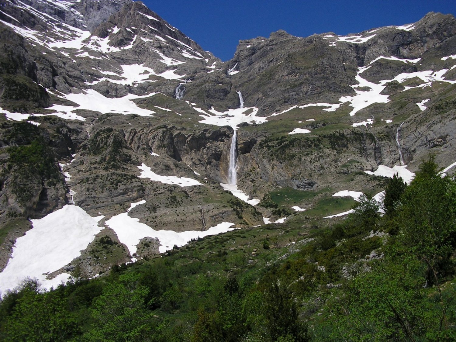 El agua se vierte por todo el valle