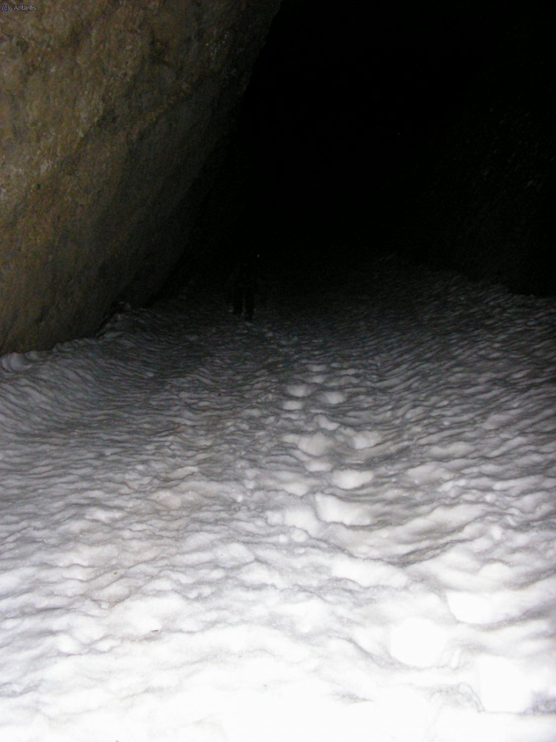 Subiendo por el corredor de entrada en plena noche
