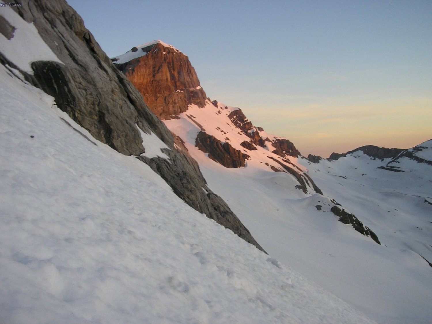 El sol naciente enciende las cumbres
