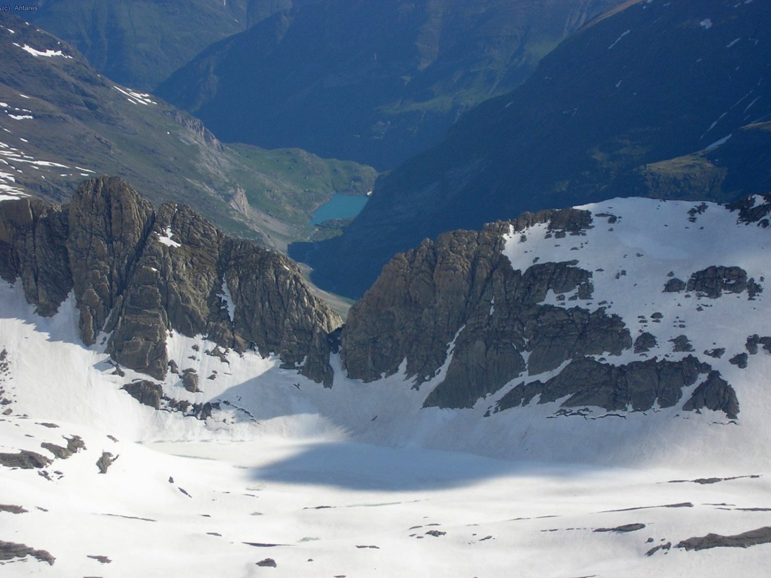 Brecha de Tucarroya y embalse de Gloriettes desde las rampas cimeras