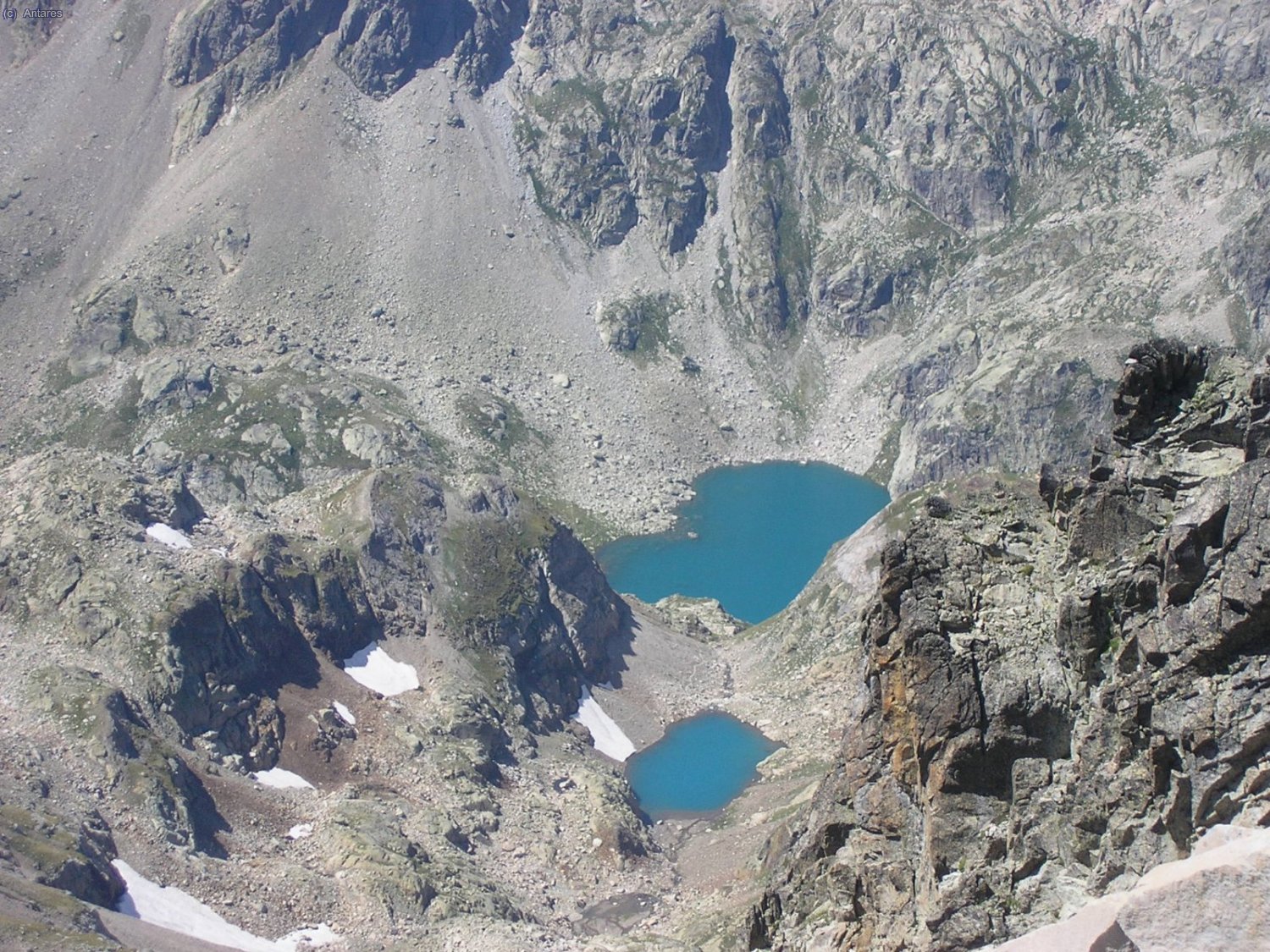 El lago helado y el ib&oacute;n superior de Arriel, mucho m&aacute;s abajo aunque no lo parezca