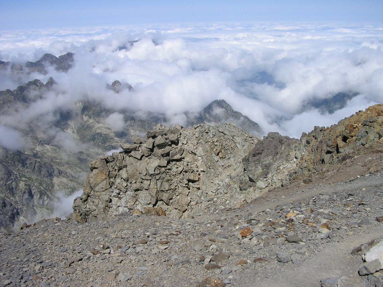 Inicio de la bajada por la Gran Diagonal con las nubes cubriendo el lado franc&eacute;s