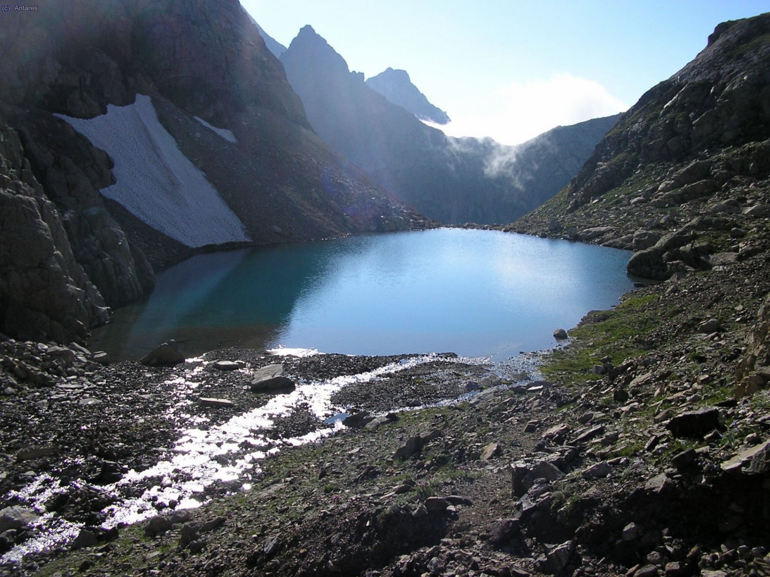 El lago Helado se derrama por el precipicio
