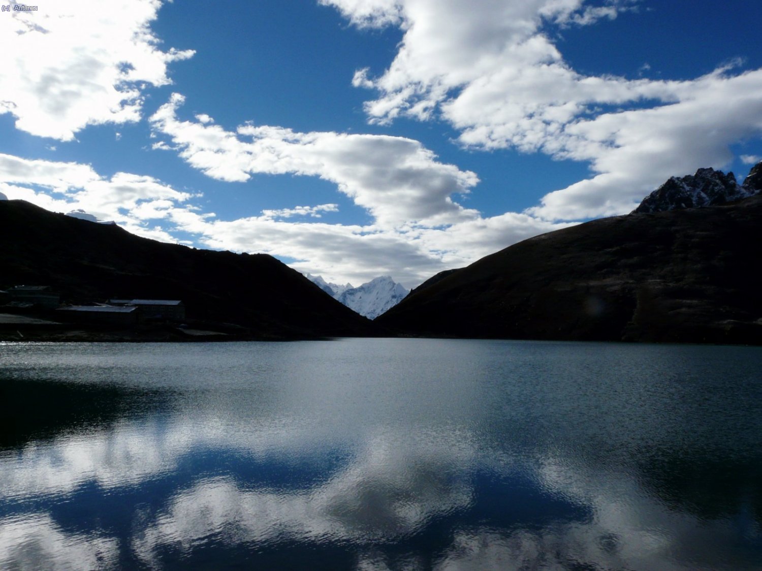 Lago Dudh Pokhari con el Thamserku al fondo