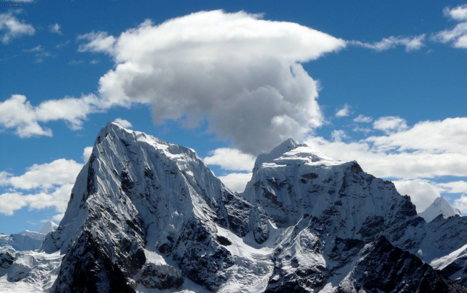 Nube sobre el Cholatse y el Taboche