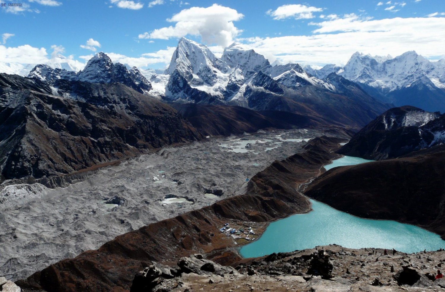 Desde Gokyo Ri (5360 m: glaciar de Ngozumpa, lagos de Gokyo, al fondo, Makalu, Cholatse, Taboche, Kangtega y Thamserku