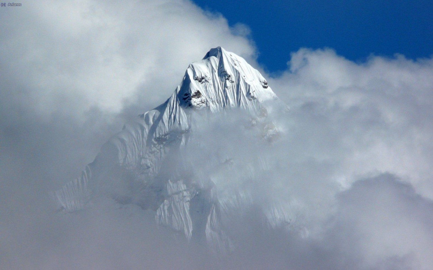 La cumbre del Ama Dablam asoma entre las nubes por un instante