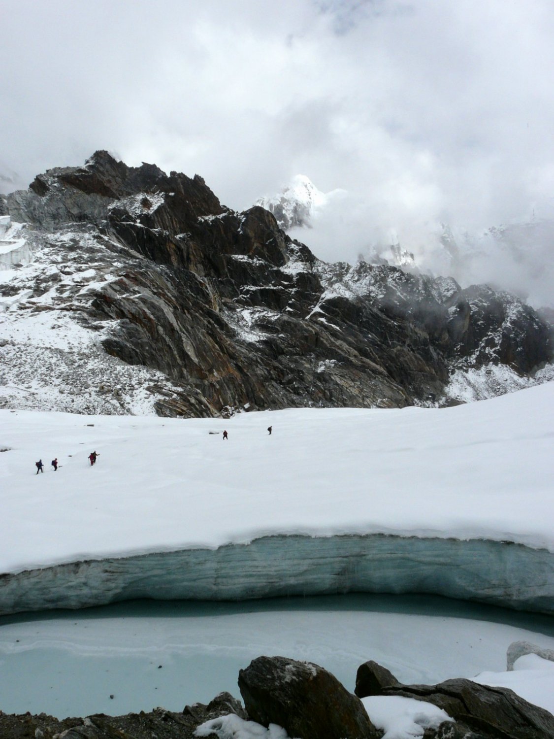 Glaciar al otro lado del Chola con el Lobuche entre nubes