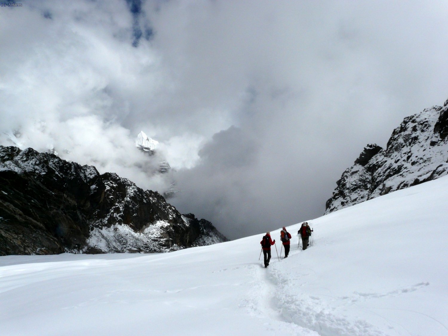 Atravesando el glaciar del Chola con el Lobuche Este al fondo