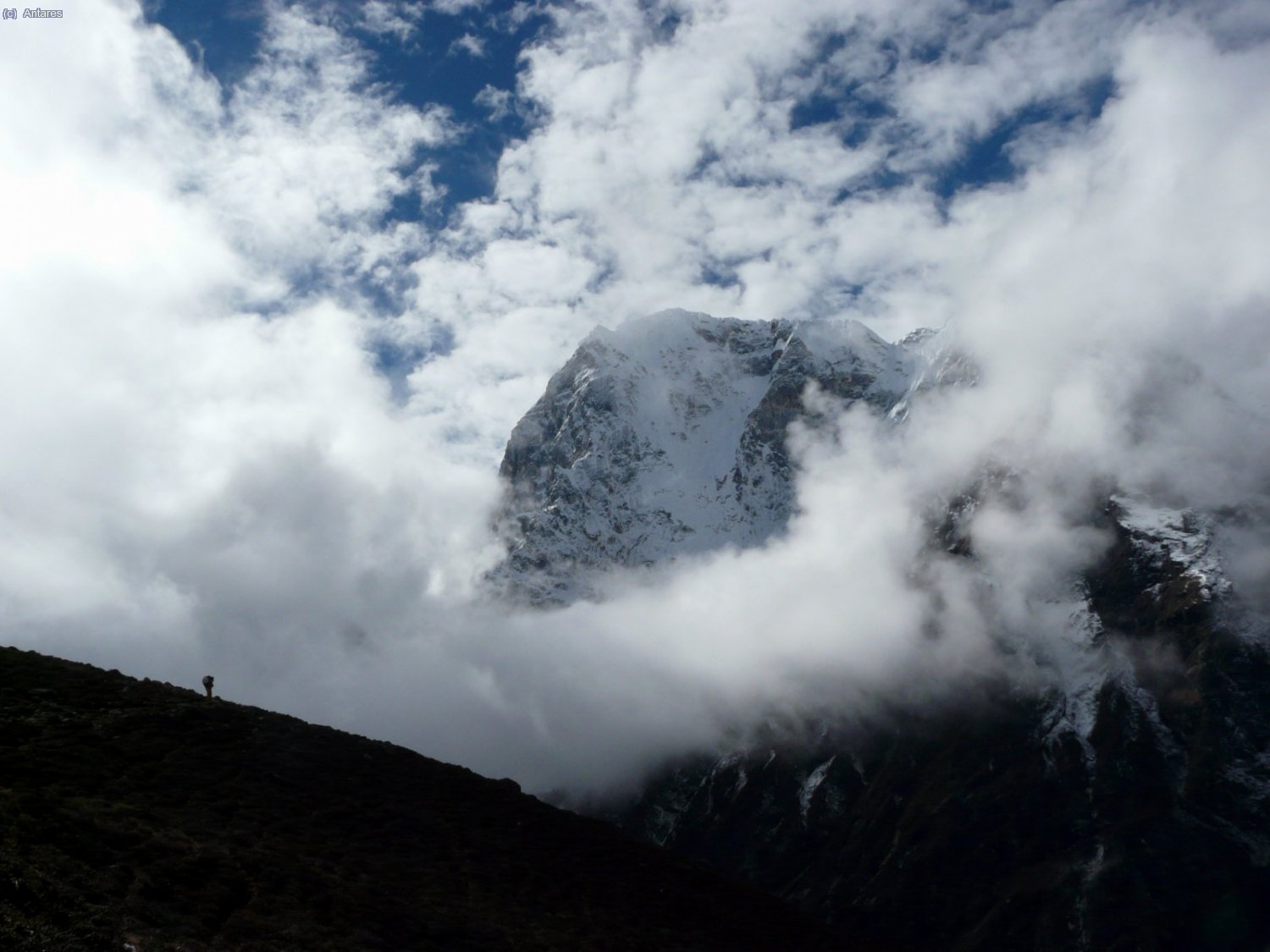 Cara norte del Taboche entre nubes