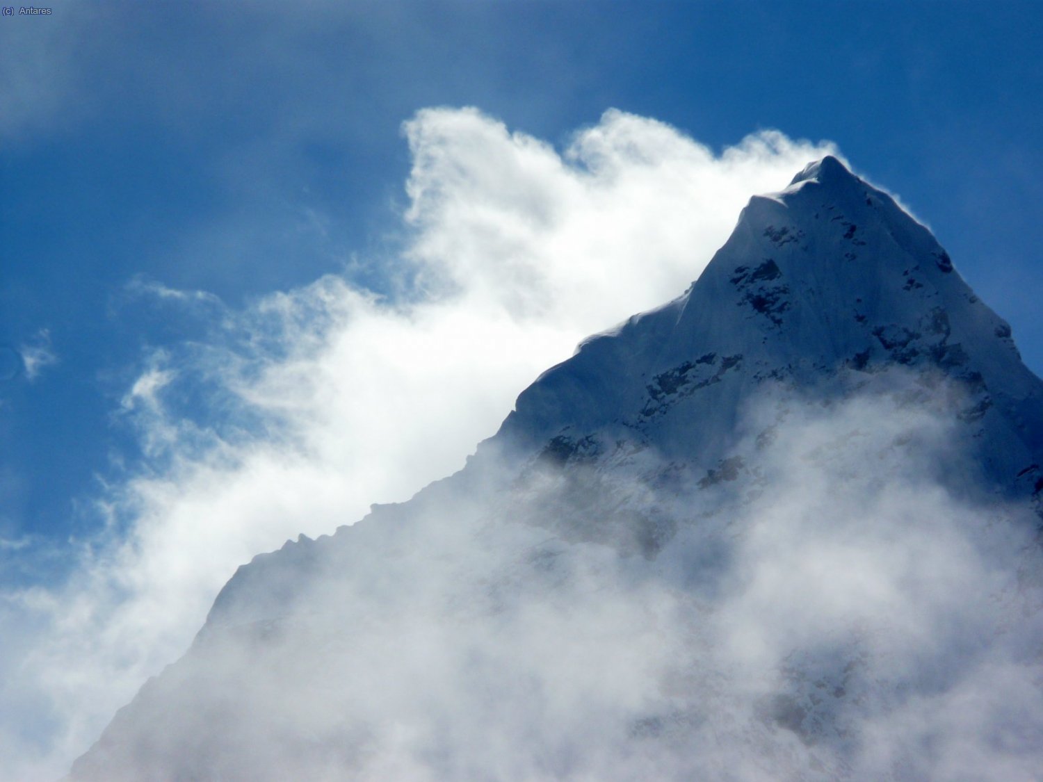 El viento sopla en la cumbre del Ama Dablam visto desde Dzonghla