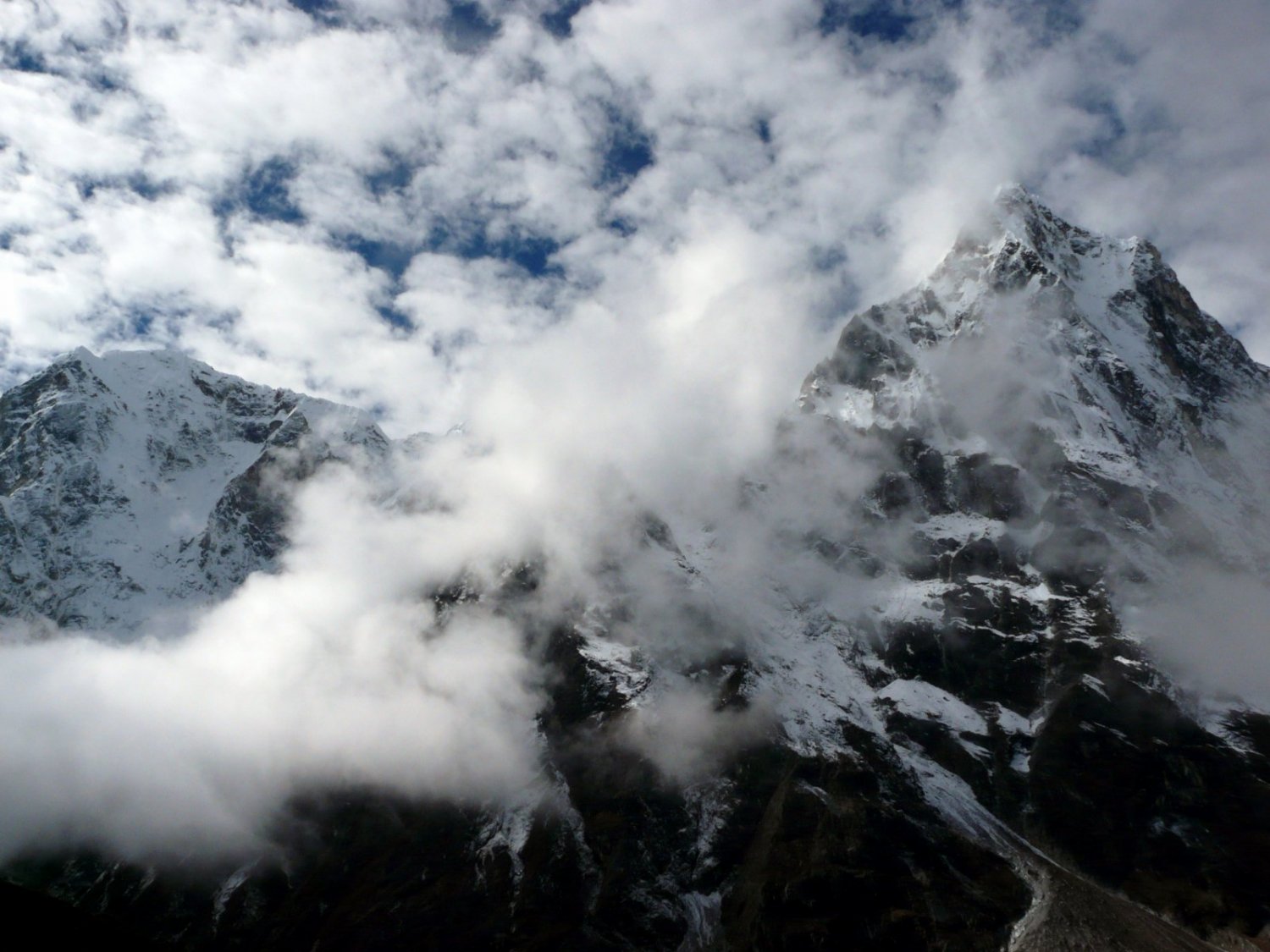 Las nortes del Taboche y el Cholatse enredadas en nubes
